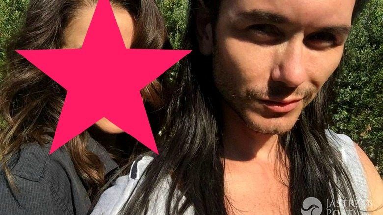 <h2>Kajetan Góra czesz amerykańską aktorkę Jennifer Bini Taylor (fot. Facebook)</h2>