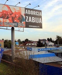 Drastyczny billboard straszył mieszkańców Lesznowoli. Usunięto go po interwencji radnych