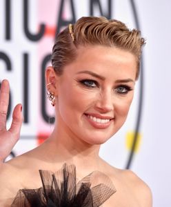 Amber Heard w pozłacanej kreacji na czerwonym dywanie. Odsłoniła nieco ciała