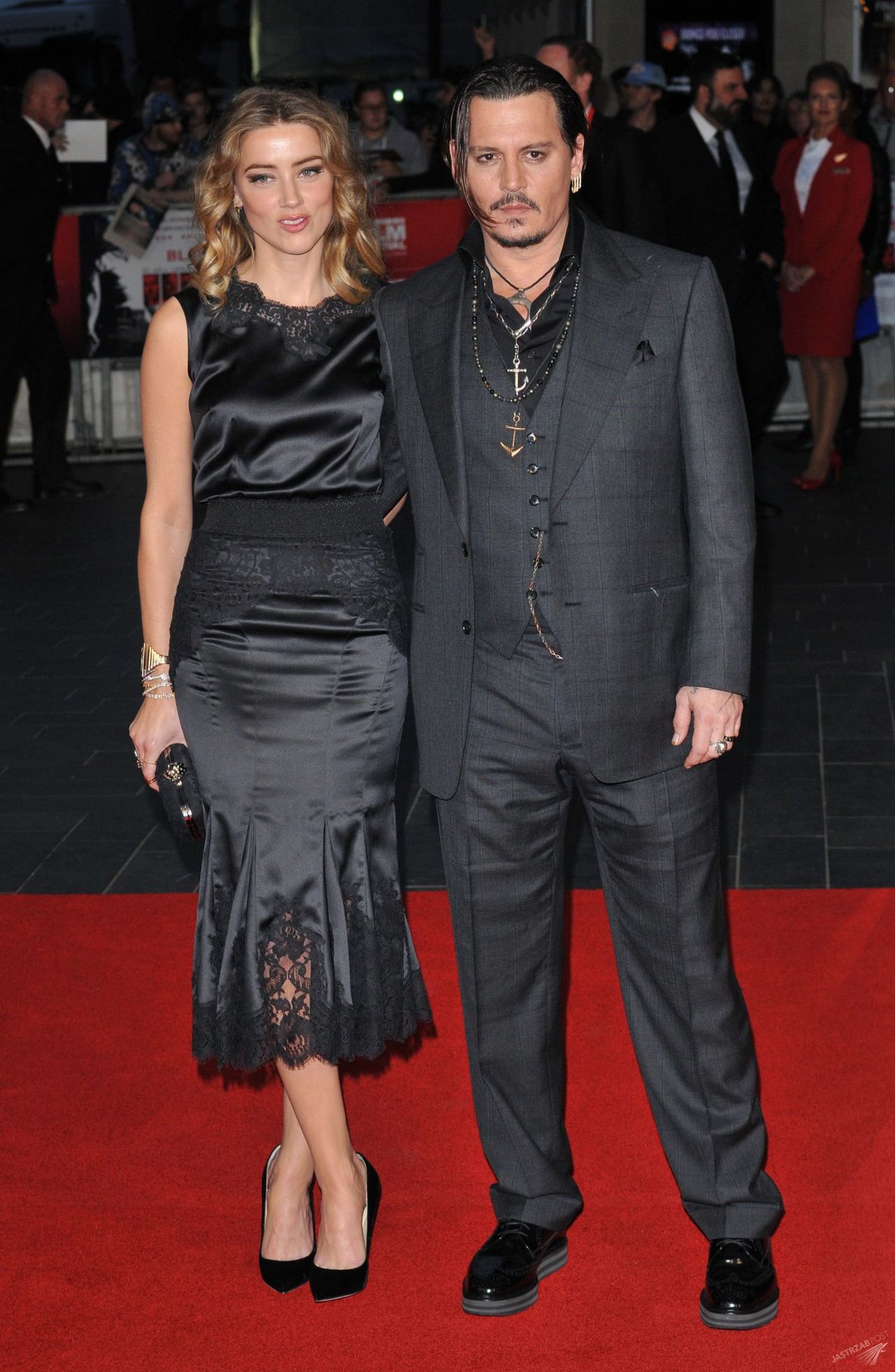 Amber Heard (w sukience Dolce&Gabbana) i Johnny Depp na pokazie filmu "Pakt z diabłem" w Londynie (fot. ONS)
