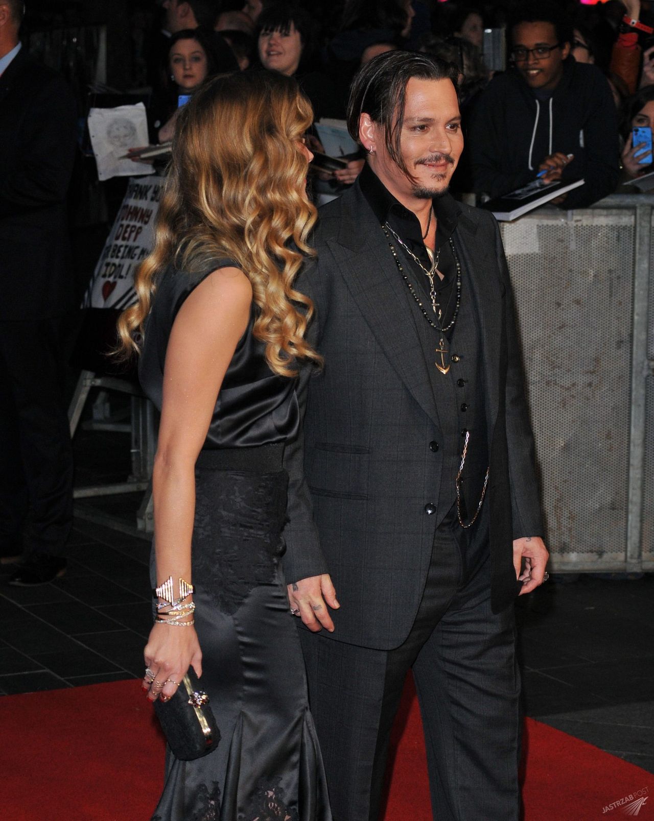 Amber Heard (w sukience Dolce&Gabbana) i Johnny Depp na pokazie filmu "Pakt z diabłem" w Londynie (fot. ONS)