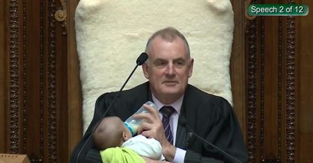 Nowa Zelandia. Przewodniczący parlamentu karmił dziecko podczas posiedzenia