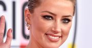 Amber Heard w pozłacanej kreacji na czerwonym dywanie. Odsłoniła nieco ciała