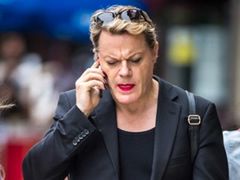 Eddie Izzard w trampkach i szpilkach