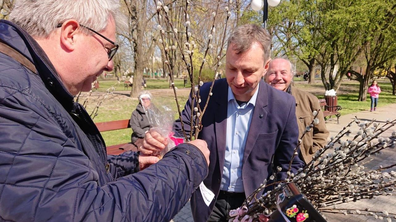 Niespodziewane spotkanie posłów. Czarnecki z barankiem, Halicki z baziami