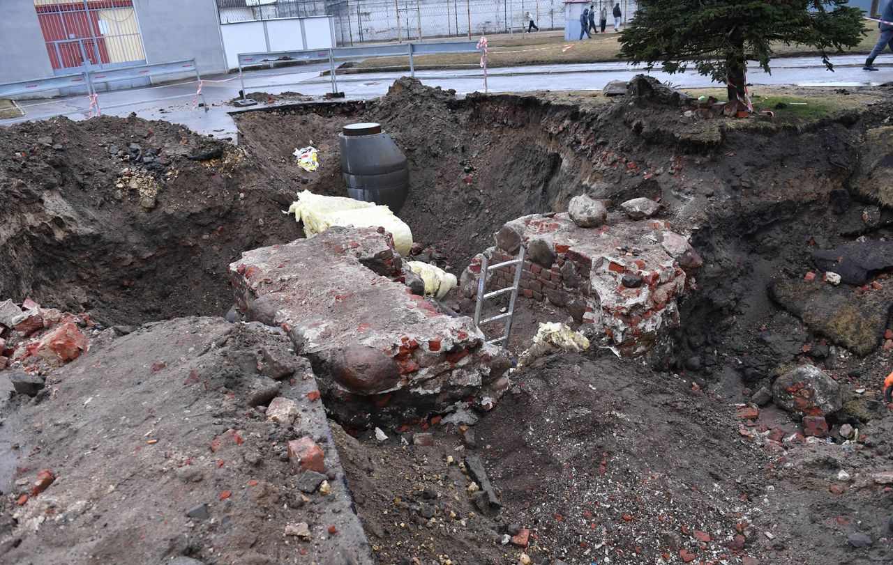 Archeologiczne odkrycie na terenie Zakładu Karnego w Nowogardzie. Zabytki po rodzie von Everstein