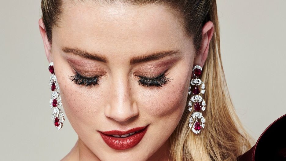Amber Heard podkreśliła usta czerwoną szminką