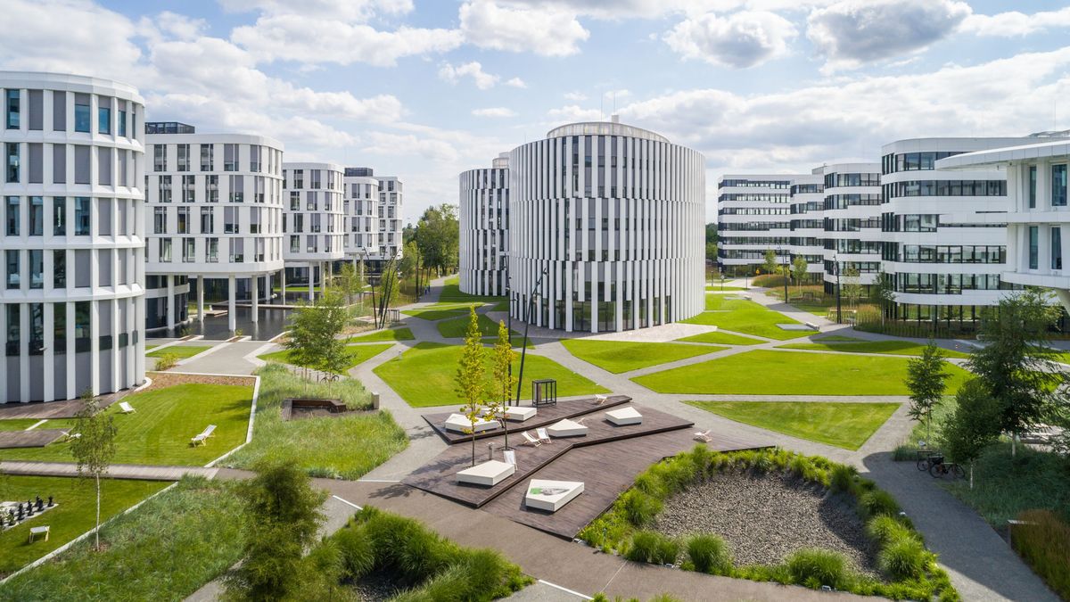 Business Garden posiada certyfikat LEED Platinum. Kompleks jest wyposażony w energooszczędny system oświetlenia i wentylacji oraz system gospodarowania wodą deszczową