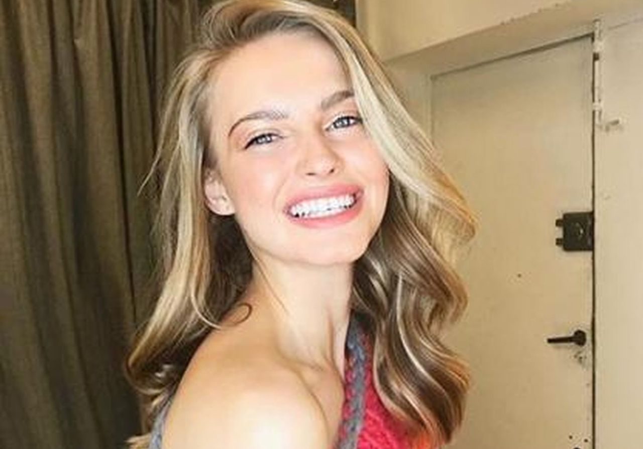 Karolina Pisarek w cielistym bikini. Zmysłowa sesja nad basenem
