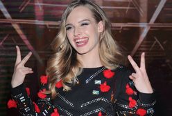 Karolina Pisarek kusząco pozuje na łóżku.