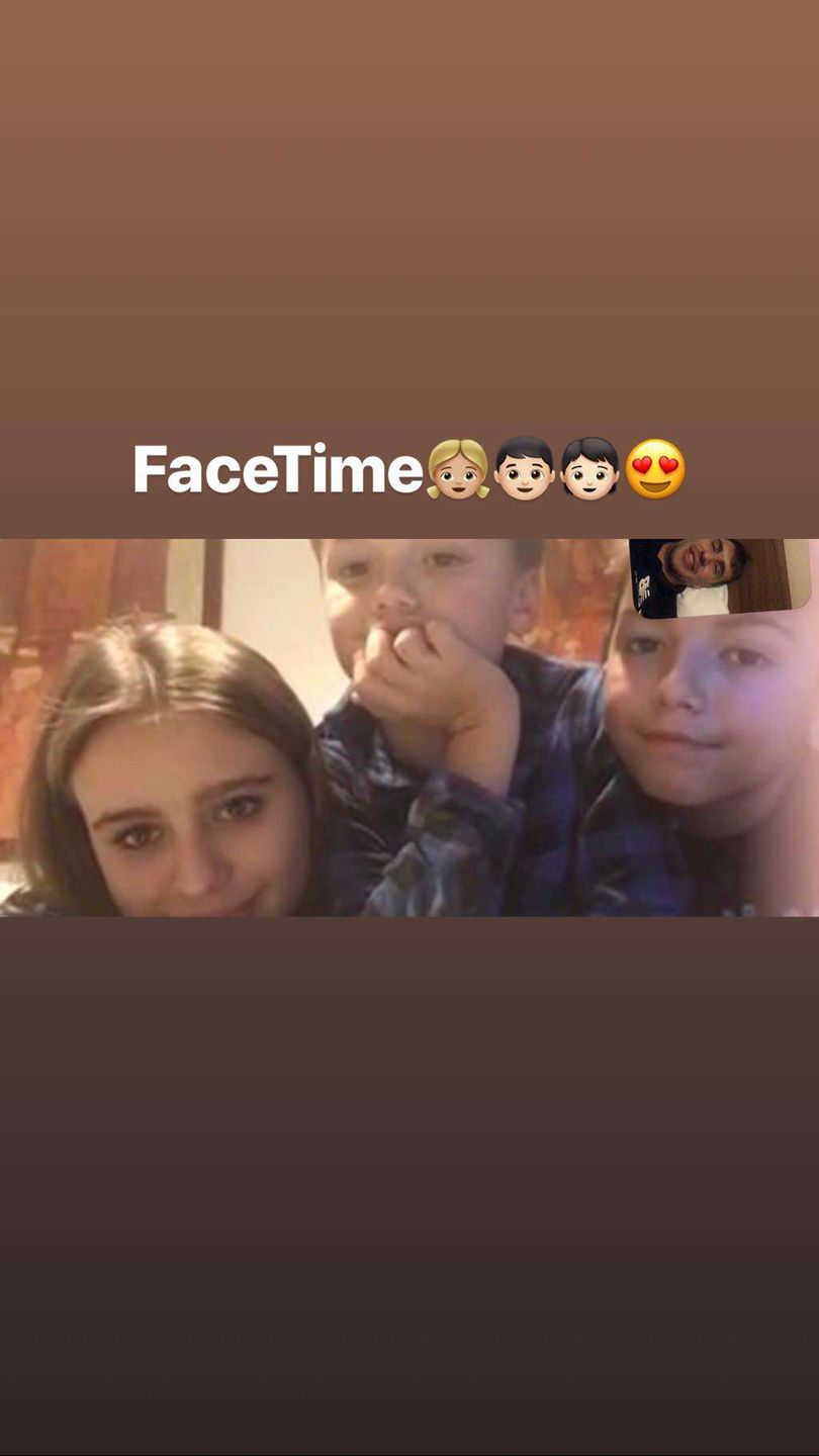 Jarosław Bieniuk z dziećmi rozmawia przez FaceTime