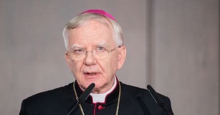 Kraków. Manifestacje zwolenników i przeciwników arcybiskupa Marka Jędraszewskiego