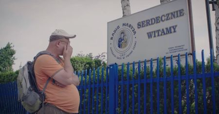 "Jak Bóg szukał Karela". Czesi robią film o Polakach-katolikach. Radio Maryja, egzorcyści i pedofilia