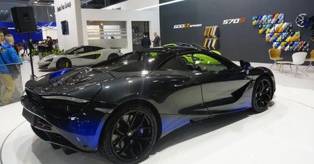 Kolizja na Wale Miedzeszyńskim. Wjechał w samochód marki McLaren za ponad 3 miliony złotych