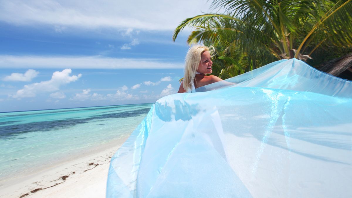 Niebieskie pareo pięknie podkreśli letnią opaleniznę