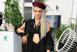 Margaret odsłoniła zgrabny brzuch