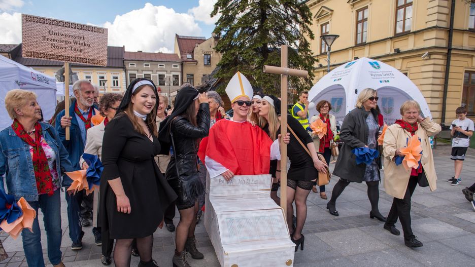Radni powiatu nowotarskiego są oburzeni zachowaniem studentów Podhalańskiej Państwowej Wyższej Szkoły Zawodowej w Nowym Targu.