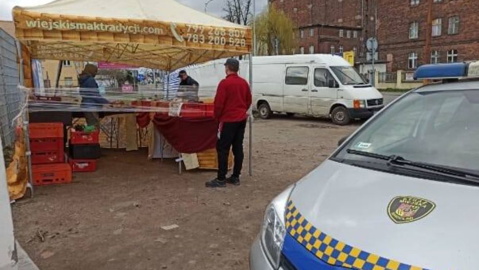 Straż miejska skontrolowała wrocławskie targowiska, posypały się mandaty za handel bez zezwolenia.