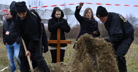 Polacy na zawodach w kopaniu grobów. Zobacz, jak im poszło