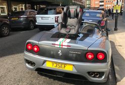 Nietypowe miejsce na fotelik dla dziecka w Ferrari 360 Spider