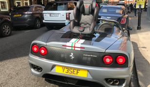 Nietypowe miejsce na fotelik dla dziecka w Ferrari 360 Spider