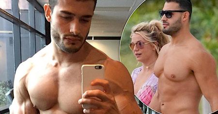 Chłopak Britney Spears dziś wygląda jak Adonis, a kiedyś… Na starych zdjęciach aż ciężko go rozpoznać