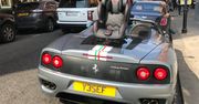 Nietypowe miejsce na fotelik dla dziecka w Ferrari 360 Spider