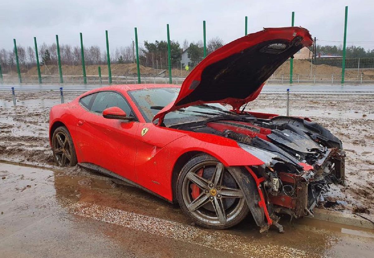 Częstochowa. Ferrari za ponad milion złotych roztrzaskane na autostradzie A1