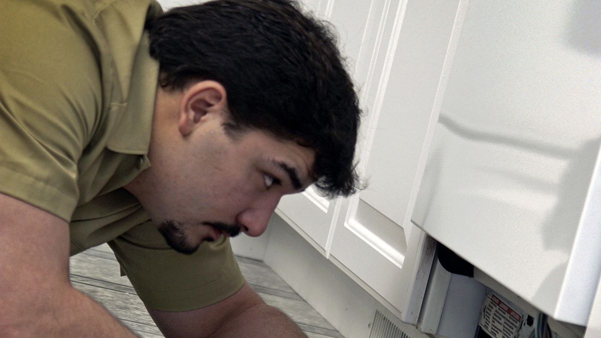 Podłączenie zmywarki jest stosunkowo prostym zadaniem i nie wymagającym specjalnych umiejętności. 