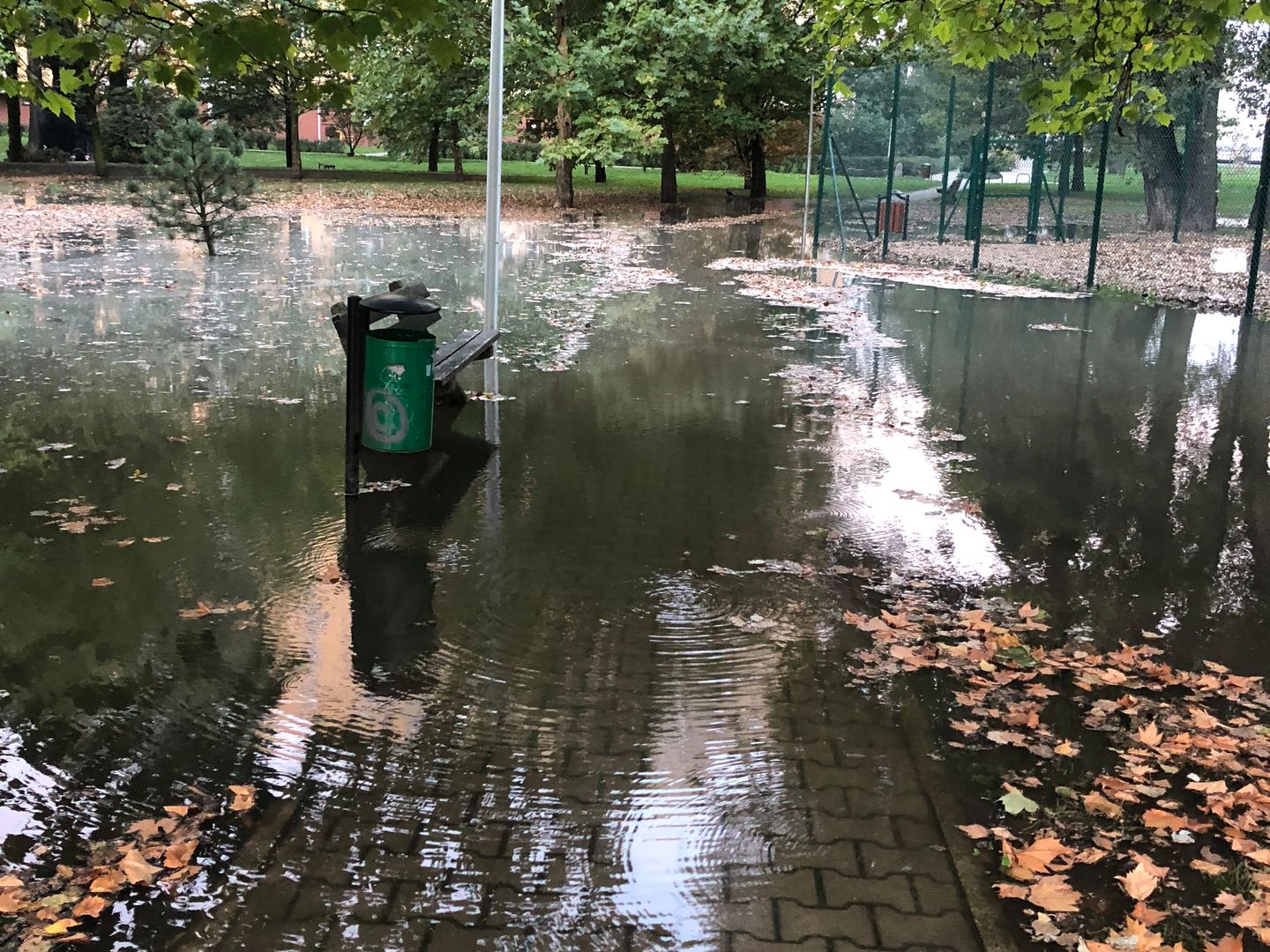 Awaria wodociągów. Zalało osiedle na Żoliborzu 