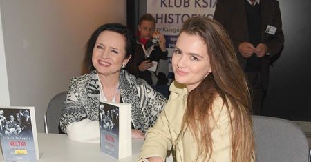 "Dumę z bycia kobietą wyssałam z mlekiem matki". Rozmowa ze znaną mamą i córką