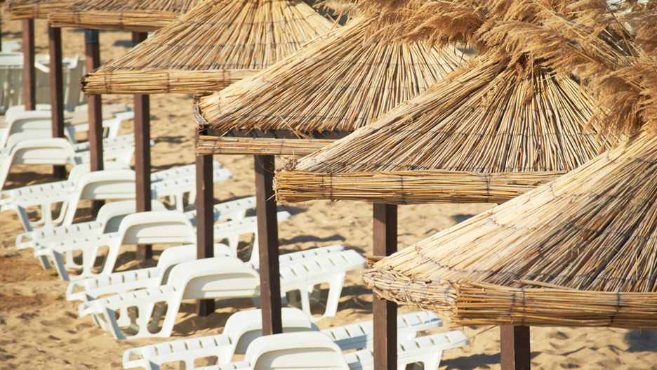 Złote Piaski to zdecydowanie kierunek dla plażowiczów. Znajdziemy tu 4 kilometry plaży z naprawdę złotym piaskiem i z Błękitną Flagą