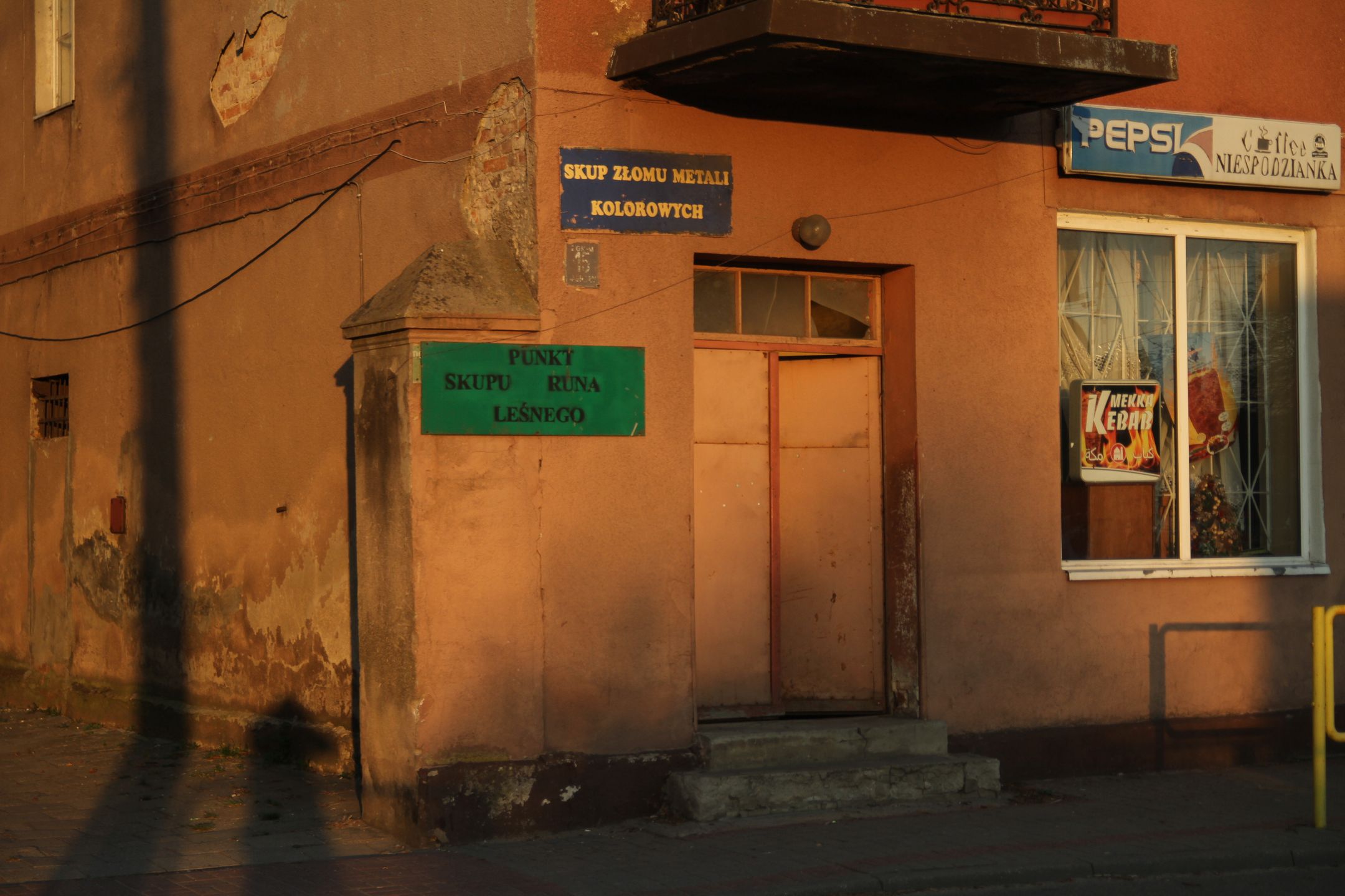 Skup złomu i runa leśnego w centrum Wielbarka. 