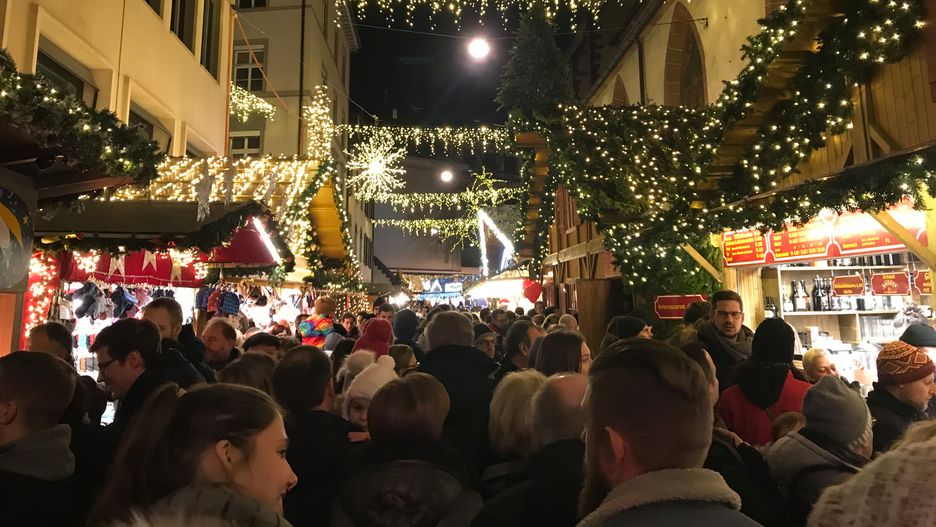 Jarmark świąteczny w Bazylei przyciąga tłumy mieszkańców i turystów