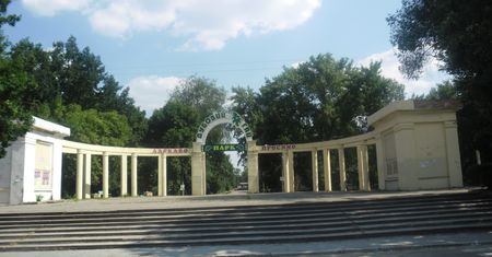 Ukraina. Tragedia w parku. Dziecko przygniecione przez drewnianą figurę niedźwiedzia