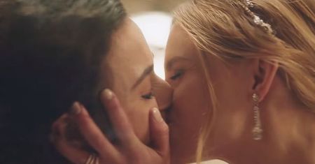 Hallmark wycofuje się ze swojej decyzji. Wcześniej usunął reklamę z homoseksualną parą