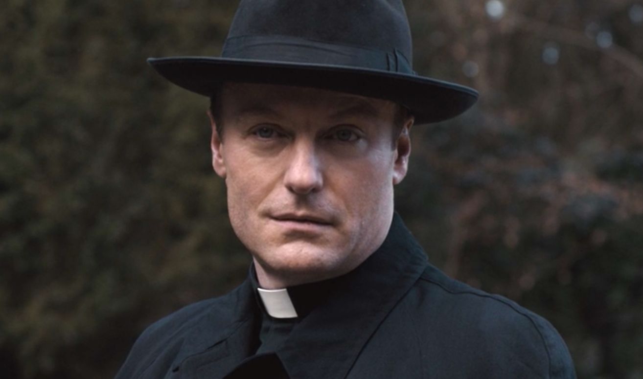 Mark Waschke w serialu "Dark" wciela się w tajemniczego księdza