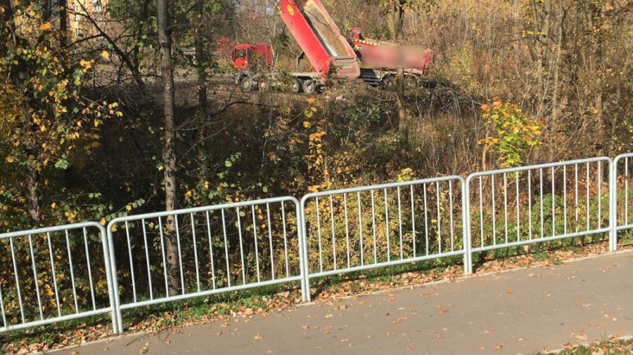 Warszawa. Nielegalne wysypisko śmieci przy Kampinoskim Parku Narodowym