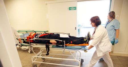 Ogłoszenie o pracę z urzędu. Bardziej opłaca się być sprzątaczką, niż pielęgniarką