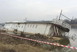Rozbierają barkę przy Moście Łazienkowskim. Od 3 lat nie mogli się jej pozbyć