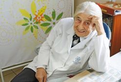 Dziennie przyjmuje nawet 40 pacjentów. 93-letnia Zofia Grzechowiak jest najstarszą lekarką