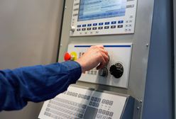 Ważąca tonę tokarka spadła na dwóch pracowników. Jeden z nich zginął na miejscu