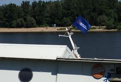 Nad Wisłą tonie barka. Ktoś zawiesił na niej flagę i baner PO