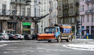 Warszawa przygotowana na zimę. Na ulice wyjechały posypywarki