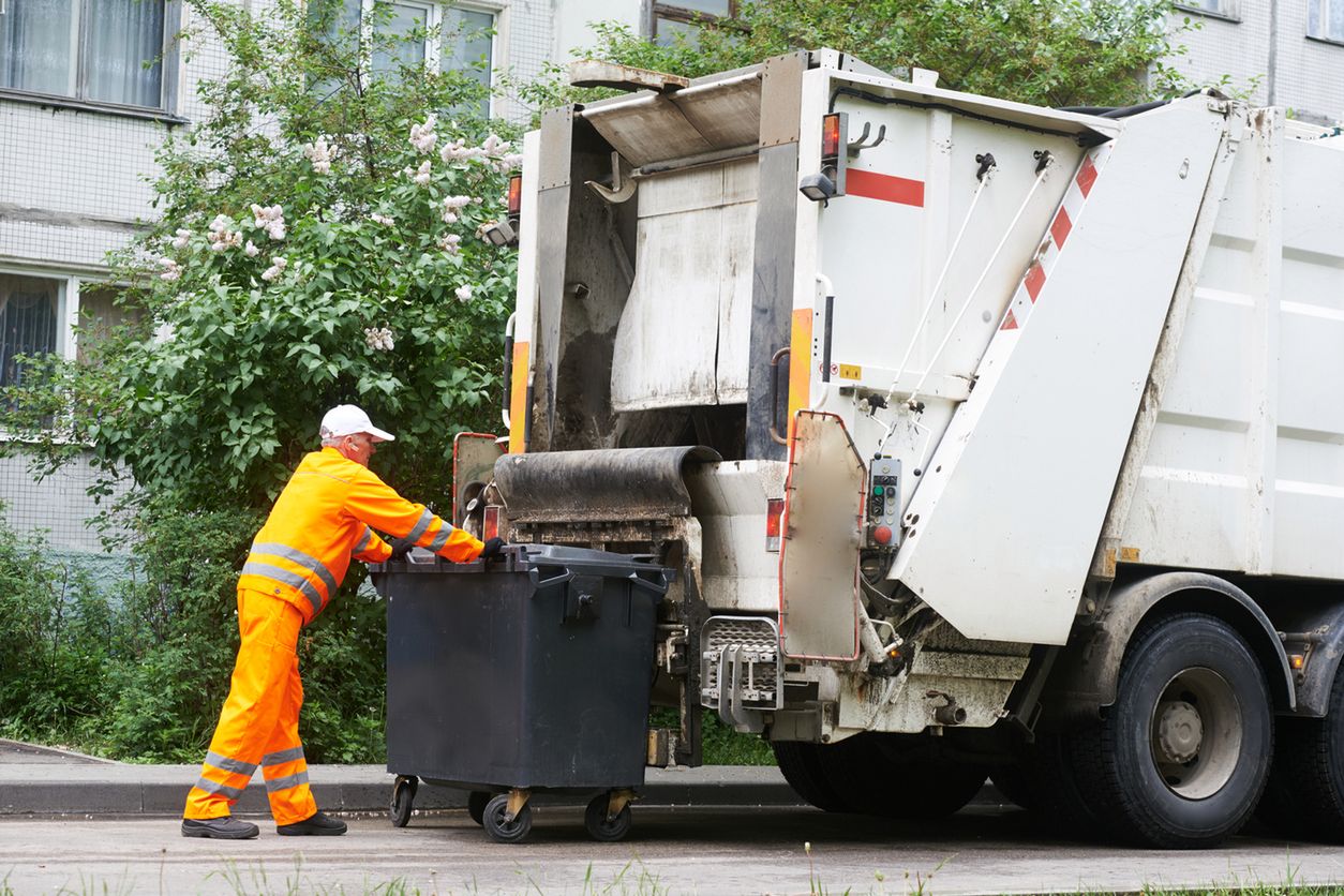 Ceny wywozu śmieci w górę. Sprawdziliśmy, kto najwięcej na tym zarabia