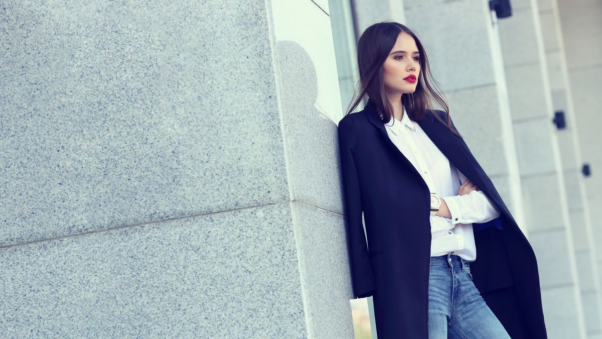 Nawet prosty zestaw z bluzką i jeansami wygląda elegancko z długim żakietem