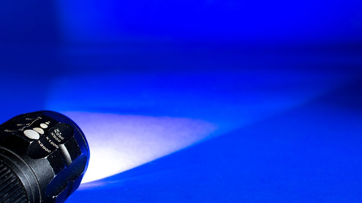 Latarka może być używana do nadawania sygnałów świetlnych w alfabecie Morse'a