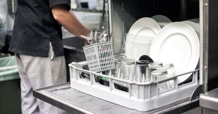 Jak wyczyścić zmywarkę domowym sposobem? Prosta i skuteczna metoda