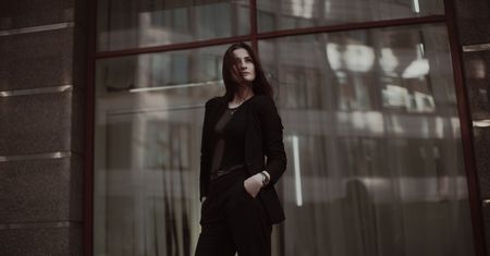 Atrybuty eleganckiej kobiety. Te rzeczy warto mieć w swojej szafie