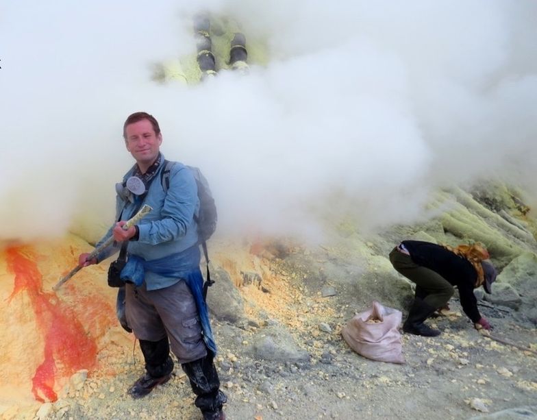 Grzegorz Gawlik górnikiem w Kawah Ijen był tylko jeden dzień. Stale tu pracujący szybko umierają. 